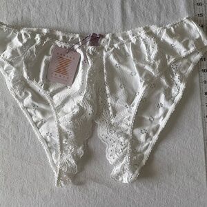Savage X FENTY BOMBSHELL BRODERIE CROTCHLESS LACE UNDIE